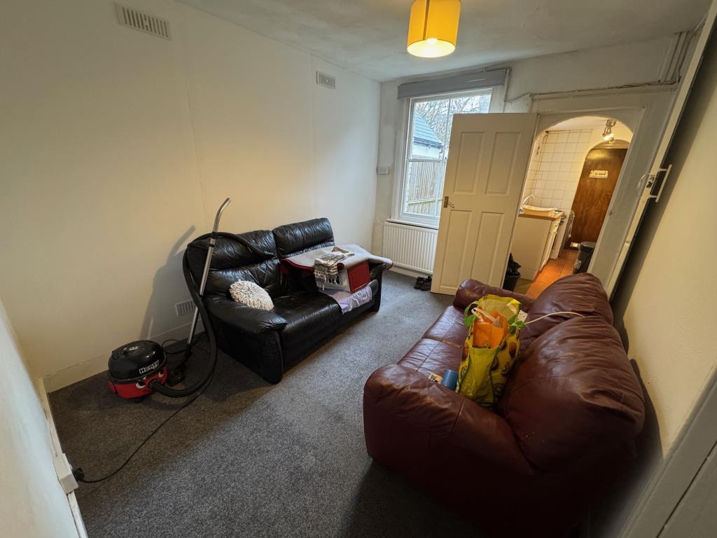 Lot: 161 - CITY CENTRE TERRACE HOUSE - Living room